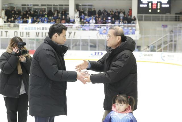 정몽원(오른쪽) HL그룹 회장이 김기성의 은퇴를 축하해주고 있다. HL 안양 제공