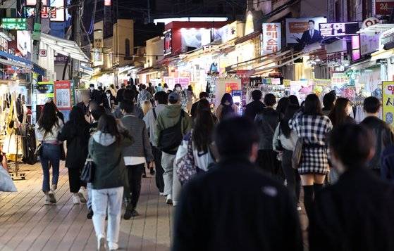 인파로 붐비는 서울 마포구 홍대 거리. 연합뉴스