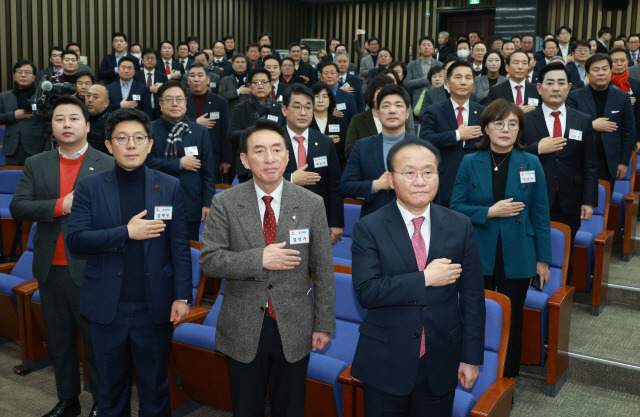 ▲ 국민의힘 윤재옥 당 대표 권한대행이 18일 서울 국회에서 열린 국회의원·당협위원장 연석회의에서 참석자들과 함께 국민의례를 하고 있다. 연합뉴스