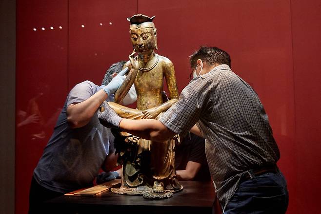 2021년 두 점의 국보 반가사유상의 ‘같은 공간 상설전시’를 위해 불교조각실에 전시되어 있던 불상(옛 83호)를 수장고에 임시로 수장고에 격납하고 있다. 이 반가사유상을 두고 해외전시가 너무 잦아 이동과 전시 등에 따른 파손 및 훼손 등이 염려된다는 여론이 꾸준히 제기됐다. |국립중앙박물관 제공