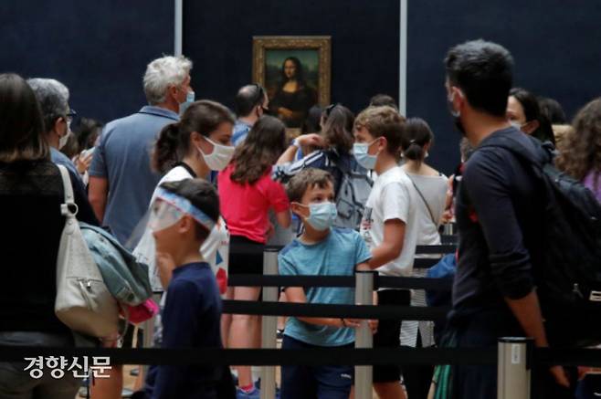 프랑스 루브르 박물관의 대표 브랜드인 모나리자를 보기 위해 몰려든 관람객들. 우리도 반가사유상과 금동대향로 등 한국을 대표하는 국보 유물의 경우 해외 전시용이라도 해외반출을 금지해야 한다는 여론이 만만치 않다. |로이터·연합뉴스