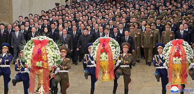 김정은 북한 국무위원장이 김정일 국방위원장 사망 12주기를 맞아 지난 16일 금수산태양궁전을 참배했다고 조선중앙통신이 17일 보도했다. 연합뉴스