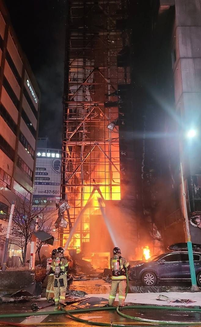 17일 인천 남동구의 한 호텔 주차타워에서 화재가 발생해 소방관이 진압하고 있다.|인천소방본부 제공