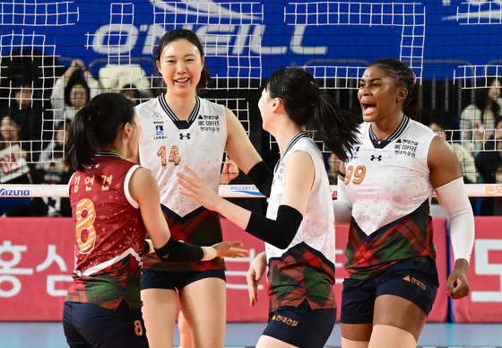 Suwon Hyundai Engineering & Construction Hillstate players celebrate during a V League game against the Daejeon Jung Kwang Jang Red Sparks at Chungmu Gymnasium in Daejeon on Saturday. [YONHAP]