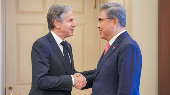 U.S. Secretary of State Antony Blinken, left, greets Foreign Minister Park Jin in Washington on Feb. 3 [YONHAP]