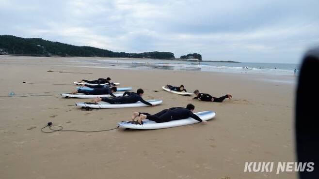 충남 워케이션 참가자들이 태안 만리포해수욕장에서 서핑체험활동을 하고 있다. 충남도 제공