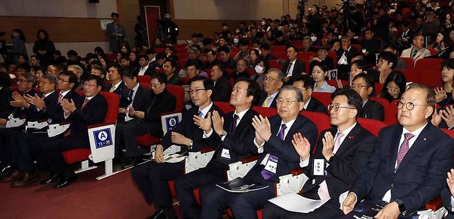 15일 진주시 능력개발관에서 열린 '진주 K-기업가정신 청년 포럼' 참석자들이 포럼 개최를 축하하며 박수를 치고 있다. 오른쪽부터 이건수 동아일렉콤 회장, 김병규 경남도 경제부지사, 허동수 GS칼텍스 명예회장, 조규일 진주시장, 방문규 산업통상자원부 장관. 진주 김호영 기자