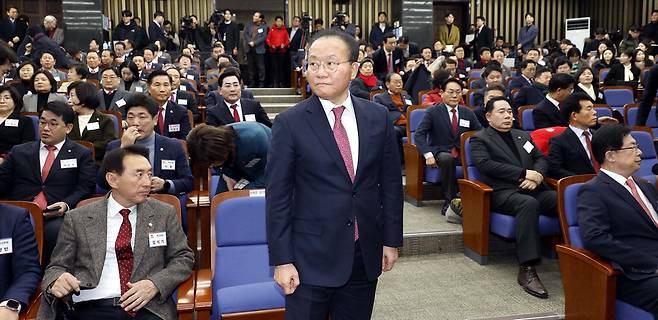 윤재옥 국민의힘 당대표 권한대행이 18일 국회의원·당협위원장 연석회의에 참석하고 있다. 이날 국민의힘은 비상대책위원회 체제와 관련해 원내외에서 의견을 수렴했다. 김호영 기자