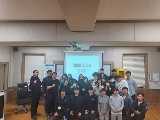 '중상피해자 화학적 소생술 관리자 교육'에 참여한 호원대 응급구조학과 학생들이 기념촬영하고 있다./사진제공=호원대