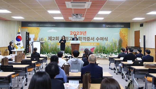 [서울=뉴시스] 최진석 기자 = 조희연 서울시 교육감이 20일 서울 종로구 서울시교육청 보건안전진흥원 강당에서 열린 '2023년 제2회 검정고시 합격증서 수여식'에서 격려사를 하고 있다. 2023.09.20.