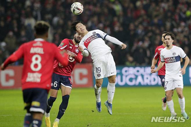 [빌뇌브다스크=AP/뉴시스] 파리 생제르맹(PSG)의 이강인이 17일(현지시각) 프랑스 빌뇌브다스크의 스타드 피에르 모루아에서 열린 2023-24 프랑스 리그1 16라운드 LOSC 릴과 경기 중 공중 볼을 다투고 있다. 이강인은 풀타임을 소화했고 PSG는 1-1로 비기며 리그 8연승을 마감했다. 2023.12.18.