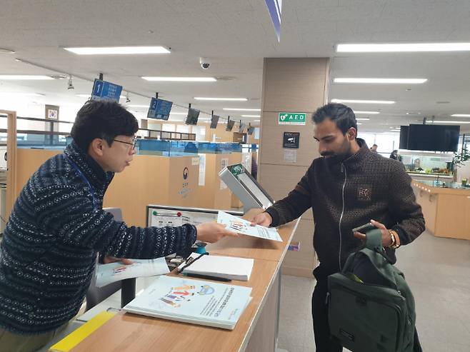 다국어 지방세 정보 책자 배포. 김해시 제공