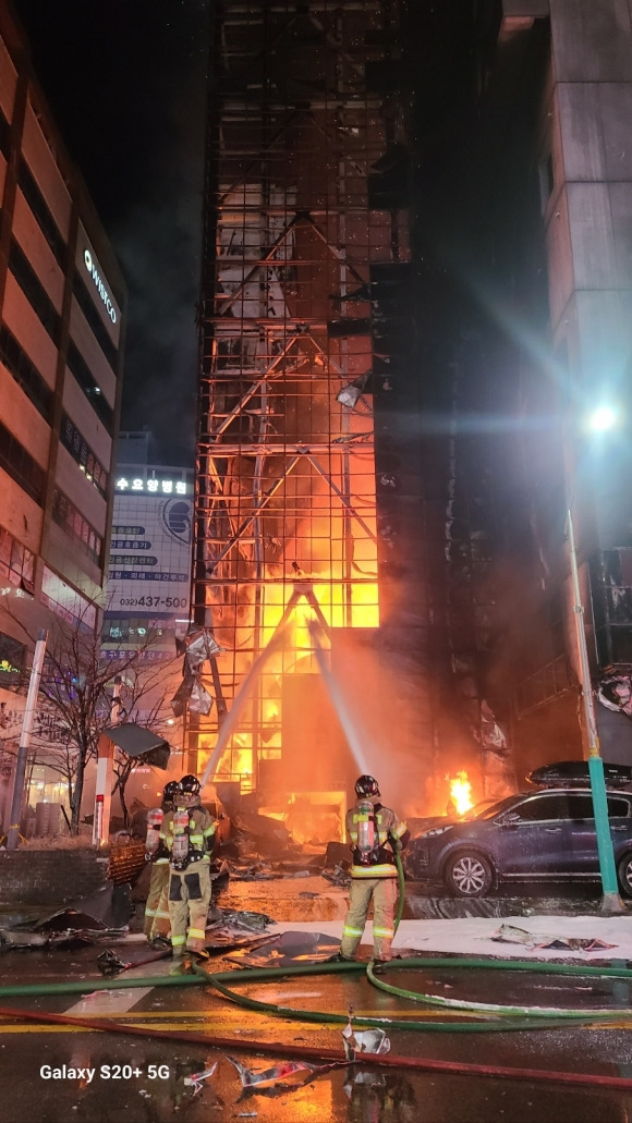 인천 호텔 주차장서 큰 불…대응 2단계 - 17일 오후 9시 1분쯤 인천시 남동구 논현동 그랜드팰리스호텔 주차장에서 불이 났다는 신고가 119로 접수돼 대응 2단계를 발령하고 소방당국이 진화작업을 벌이고 있다.  인천소방본부 제공