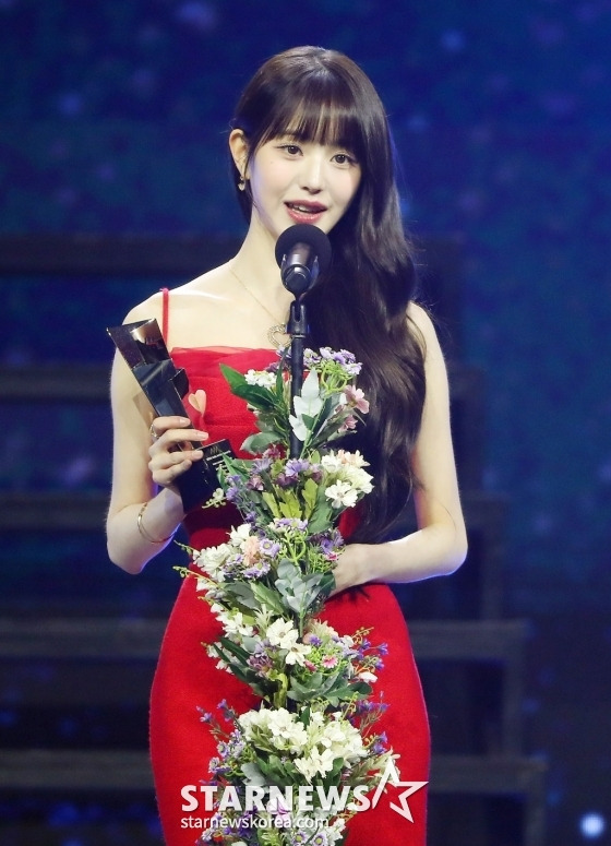 아이브 장원영이 14일 필리핀 아레나에서 열린 '2023 아시아 아티스트 어워즈 인 필리핀'(2023 Asia Artist Awards IN THE PHILIPPINES, 이하 '2023 AAA')에서 AAA 아시아 셀러브리티 상을 수상한 뒤 소감을 말하고 있다.  '2023 AAA'는 스타뉴스가 주최하고 Asia Artist Awards 조직위원회, TONZ 엔터테인먼트, PULP Live World가 공동 주관한다. 그룹 아이브(IVE) 장원영, 가수 강다니엘, 그룹 제로베이스원 성한빈이 MC를 맡았다. 2023.12.14