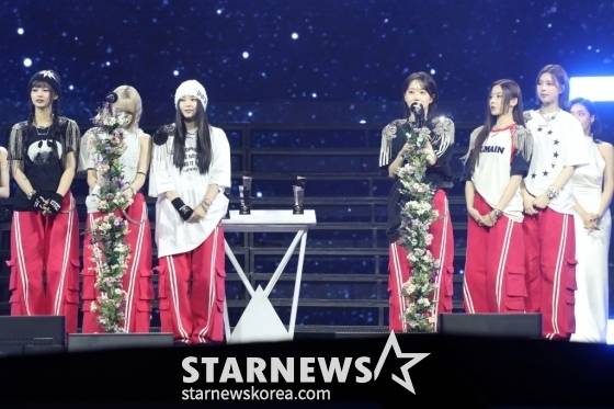 그룹 엔믹스가 14일 필리핀 아레나에서 열린 '2023 아시아 아티스트 어워즈 인 필리핀'(2023 Asia Artist Awards IN THE PHILIPPINES, 이하 '2023 AAA')에서 'AAA 아이콘상'을 수상하고 소감을 말하고 있다. '2023 AAA'는 스타뉴스가 주최하고 Asia Artist Awards 조직위원회, TONZ 엔터테인먼트, PULP Live World가 공동 주관한다. 그룹 아이브(IVE) 장원영, 가수 강다니엘, 그룹 제로베이스원 성한빈이 MC를 맡았다. 2023.12.14/사진=임성균 기자