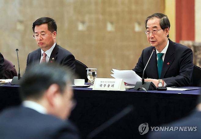 제6차 수소경제위원회 (서울=연합뉴스) 김도훈 기자 = 한덕수 국무총리가 18일 오후 서울 중구 롯데호텔에서 열린 제6차 수소경제위원회에서 발언을 하고 있다. 2023.12.18 superdoo82@yna.co.kr