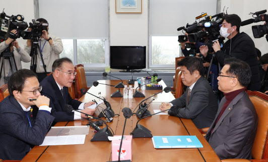 19일 오후 국회에서 민생 관련 등 시급한 법안 처리를 위한 ‘여야 2+2 합의체’ 3차 회의를 하고 있다. (맨 왼쪽부터 시계방향으로) 박주민 더불어민주당 원내수석부대표, 이개호 정책위의장, 유의동 국민의힘 정책위의장, 이양수 원내수석부대표.(사진=뉴스1)