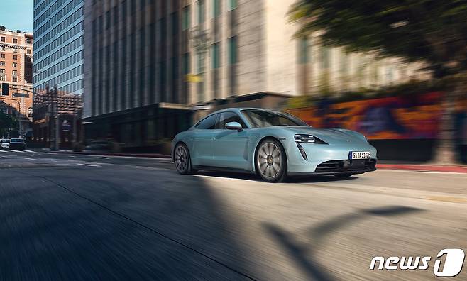 포르쉐의 타이칸 4S 주행 모습.(포르쉐코리아 제공)ⓒ 뉴스1