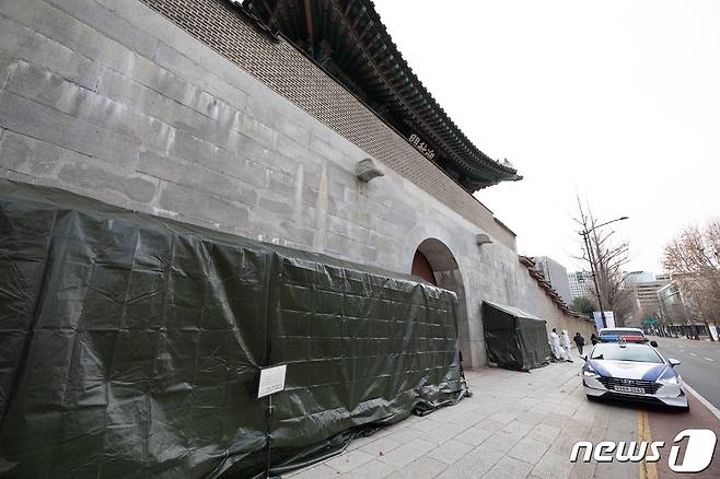 경복궁 담벼락 '낙서 테러' 발생 나흘째인 19일 오전 서울 종로구 경복궁 영추문 인근 담벼락에 복구 작업을 위한 가림막이 설치돼 있다. 2023.12.19/뉴스1 ⓒ News1 이재명 기자