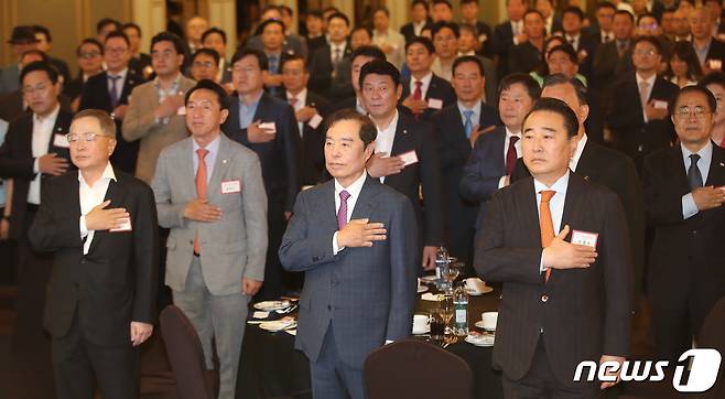 김병준 전국경제인연합회 회장 직무대행, 안대희 전 대법관 등 참석자들이 15일 오전 서울 영등포구 여의도 CCMM 빌딩에서 열린 '새로운 미래를 준비하는 모임' 세미나에서 국민의례를 하고 있다. 2023.6.15/뉴스1 ⓒ News1 임세영 기자