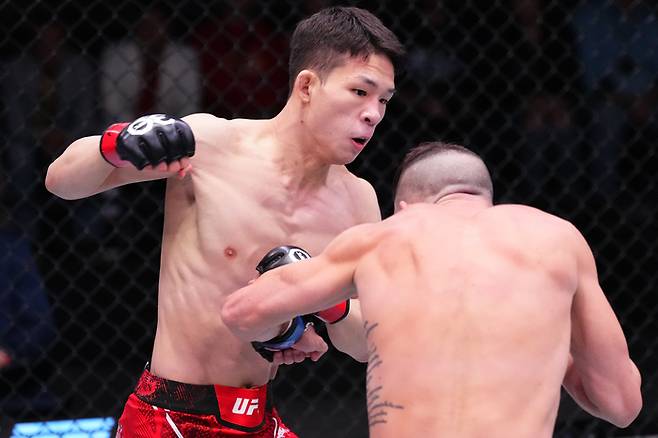 박현성(왼쪽)이 지난 9일 미국 네바다주 라스베이거스 UFC 에이펙스에서 열린 ‘UFC 파이트 나이트’ 대회 플라이급 경기에서 섀넌 로스를 향해 펀치를 날리고 있다. 사진 | UFC