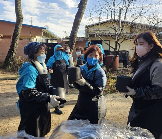 올해로 3년째 연탄봉사를 이어오고 있는 위드히어로 대구·경북회원들은 임영웅 팬클럽이 전국적으로 다양한 나눔 활동을 실천하고 있는 가운데 기부부터 자원봉사활동까지 빠짐없이 선한 영향력에 동참하고 있다. /영웅시대