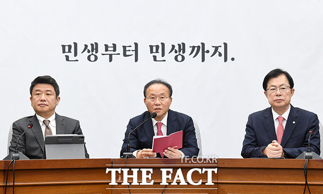 윤재옥 국민의힘 당 대표 권한대행 겸 원내대표(가운데)가 19일 오전 서울 여의도 국회에서 열린 원내대책회의에서 발언을 하고 있다. /국회=남용희 기자