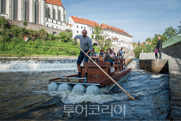 체코 체스키 크룸로프(Cesky Krumlov)에서 체험 가능한 '중세시대 똇목 항해' /사진-착한여행