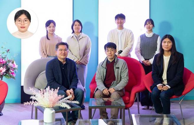 유니스트 연구진. (원형 안)제1저자 진은지 연구원, (뒷줄 왼쪽부터)이정혜 연구원, 강은영 초빙교수, 남주한 연구원, 조현수 연구원, (아랫줄 왼쪽부터)최원영 교수, 민승규 교수, 이인성 연구원.