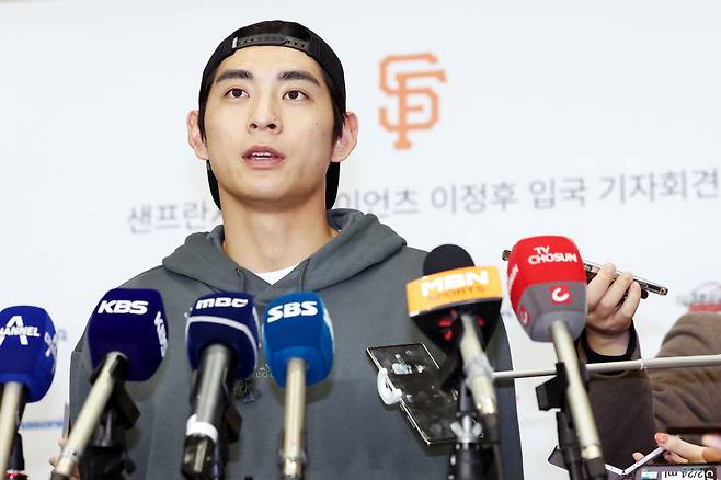 MLB(미 프로야구) 샌프란시스코 자이언츠와 6년 1억1300만달러에 계약을 맺은 이정후가 19일 오후 인천국제공항으로 귀국한 뒤 소감을 말하고 있다. /뉴스1