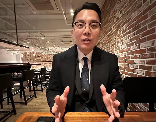 이재명 전 경기도지사와 부인 김혜경씨의 법인카드 불법 사용과 불법 의전을 공익 제보한 조명현씨가 제보 당시 상황을 설명하고 있다. /전태훤 선임기자