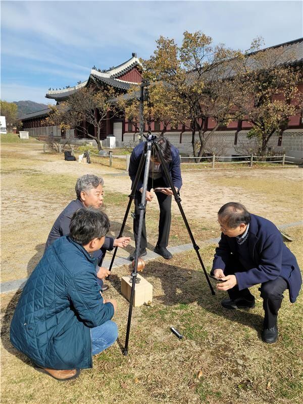 경복궁에서 ‘원구일영(圓球日影)’의 시간측정 실험을 진행하고 있다 /국립중앙과학관 제공