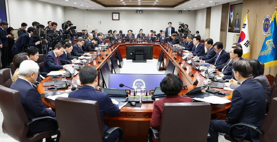 윤석열 대통령이 19일 서울 용산 대통령실 청사에서 국무회의를 주재하고 있다.