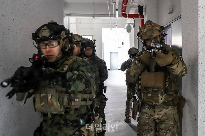 한미 특수전부대 장병들이 특수전학교 훈련장에서 연합 특수작전 훈련의 일환으로 핵심지역 내부 소탕전술 훈련을 하고 있다. ⓒ합동참모본부