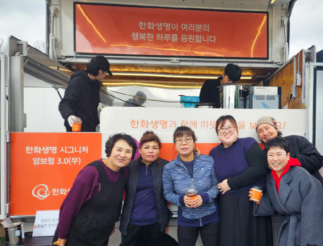 맨 왼쪽 ㈜예섬 이기자 대표, 맨 오른쪽 한화생명금융서비스 의정부지역단 김옥주 FP명예이사. <한화생명 제공>