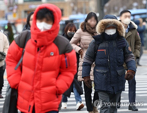 영하권 추위가 계속되는 18일 오전 서울 광화문광장에서 시민들이 두꺼운 옷차림을 한 채 걸어가고 있다. [연합뉴스]