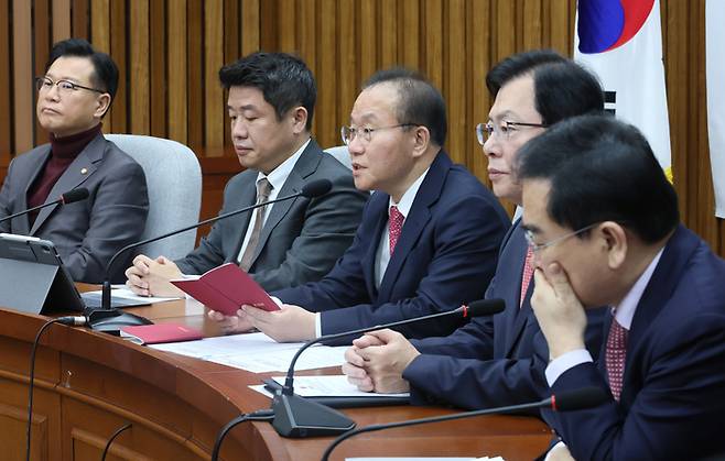 국민의힘 윤재옥 당 대표 권한대행이 19일 국회에서 열린 원내대책회의에서 발언하고 있다.