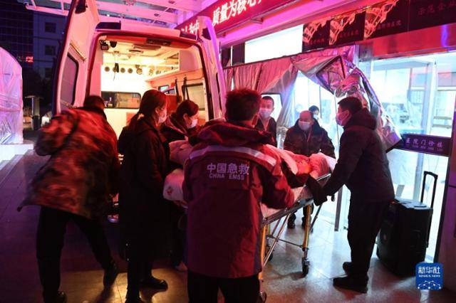 18일 중국 간쑤성 지스산현에서 규모 6.2의 강진이 발생한 가운데, 부상자가 병원으로 긴급 이송되고 있다. 신화망 캡처