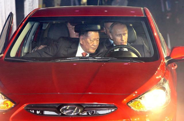 2010년 현대차 러시아공장 준공식에서 정몽구(왼쪽) 현대기아차 회장이 '쏠라리스'를 탄 푸틴 총리에게 조작법을 알려주고 있다. 한국일보 자료사진