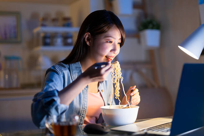 밤 9시 이후에 식사를 하면 뇌졸중 발병 위험이 높다는 연구 결과가 나왔다./사진=클립아트코리아