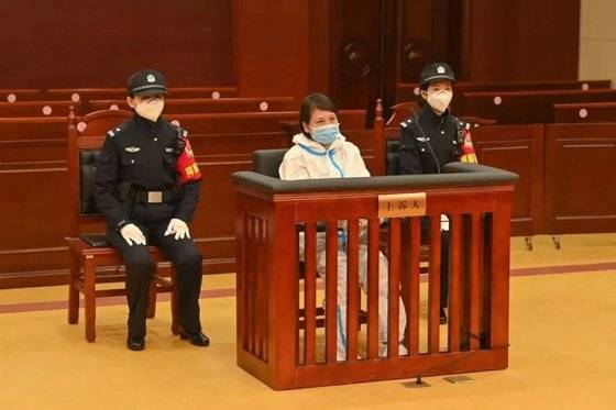 지난 2022년 11월 장시성 난창 중급인민법원에서 진행된 2심 공개 판결에서 사형을 선고받는 연쇄살인범 라오룽즈. 홍콩명보캡처