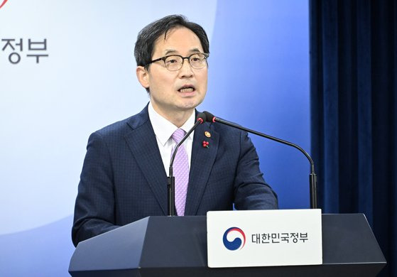 한기정 공정거래위원장이 19일 서울 종로구 정부서울청사에서 플랫폼의 독과점을 규제하는 '플랫폼 경쟁촉진법' 제정 관련 브리핑을 하고 있다. 뉴스1