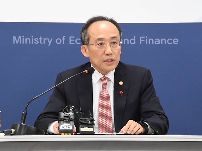 추경호 부총리 겸 기획재정부 장관이 지난 12월 12일 정부세종청사에서 열린 출입기자단 간담회에서 기자 질문에 답변하고 있다. 기획재정부 제공