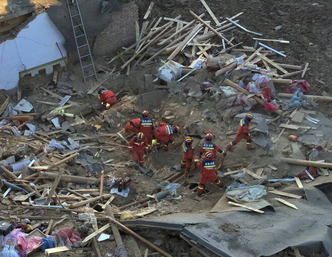 제발 무사하기를 중국 구조대원들이 19일 서북부 칭하이성 하이둥시에서 전날 밤 지진으로 무너진 건물 더미를 헤치며 수색작업을 벌이고 있다. AP신화연합뉴스