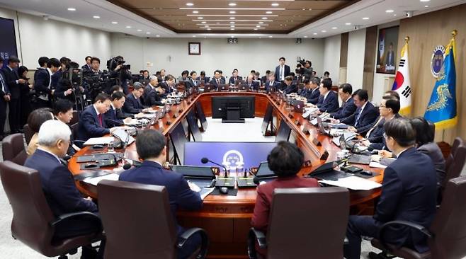 [서울=뉴시스] 전신 기자 = 윤석열 대통령이 19일 서울 용산 대통령실 청사에서 열린 국무회의를 주재하고 있다. 2023.12.19.