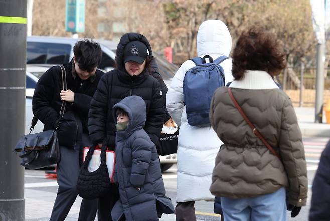 오는 20일에는 아침부터 충남 서해안과 전라권, 제주도를 중심으로 매우 많은 눈이 올 전망이다. 사진은 지난 16일 서울 광화문 사거리에서 옷을 두텁게 입은 시민들이 이동하는 모습. /사진=뉴시스