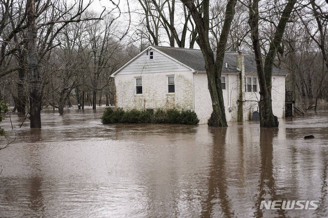 [펜실베니아=AP/뉴시스] 18일(현지시간) 미국 펜실베니아 컬리지빌의 한 주택이 물에 잠겨 있다. 2023.12.19.