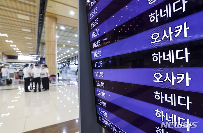 [서울=뉴시스] 정병혁 기자 = 김포국제공항 국제선에 일본으로 향하는 운항정보가 나타나있다.(자료사진). 2023.07.27. jhope@newsis.com