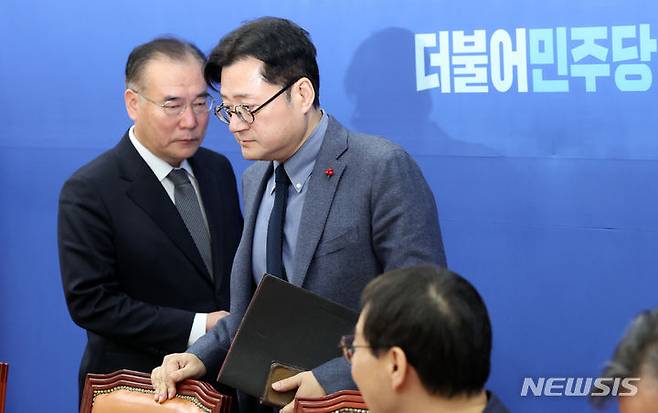 [서울=뉴시스] 이영환 기자 = 홍익표 더불어민주당 원내대표와 이개호 정책위의장이 19일 오전 서울 여의도 국회에서 열린 원내대책회의에 참석하고 있다. 2023.12.19. 20hwan@newsis.com