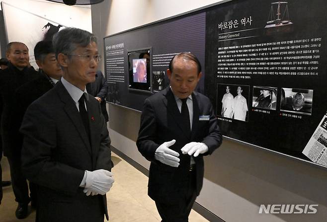 [광주=뉴시스] 이영주 기자 = 조희대 대법원장(왼쪽)이 19일 오전 광주 북구 운정동 국립5·18민주묘지 내 추모관에서 김범태 민주묘지 관리소장으로부터 5·18민주화운동과 관련한 설명을 듣고 있다. 2023.12.19. leeyj2578@newsis.com